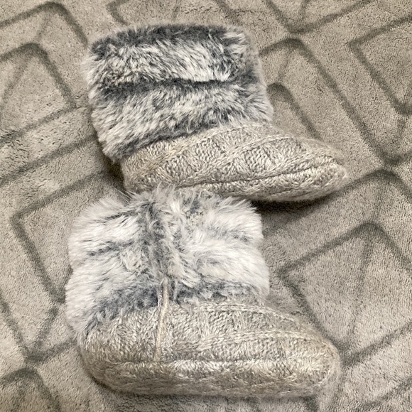 Stepping stones grey fur booties size 6-9 months - Picture 3 of 5